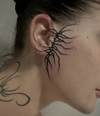 Blackwork-Tattoo am Hals
